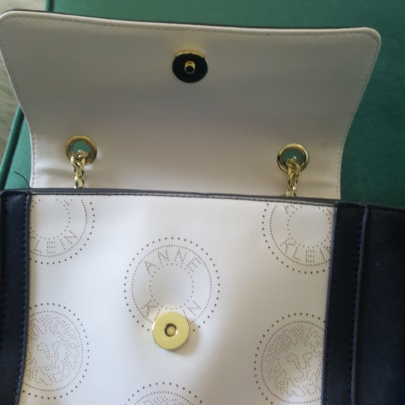 Anne Klein summery white navy chic shoulder bag - Picture 5 of 5